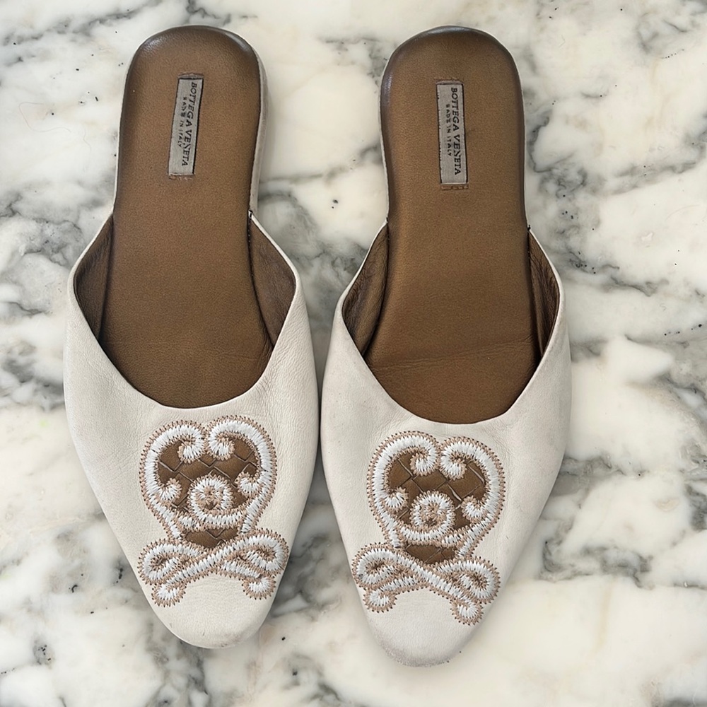 Bottega Veneta, made in Italy, women’s house slippers with embroidered toe